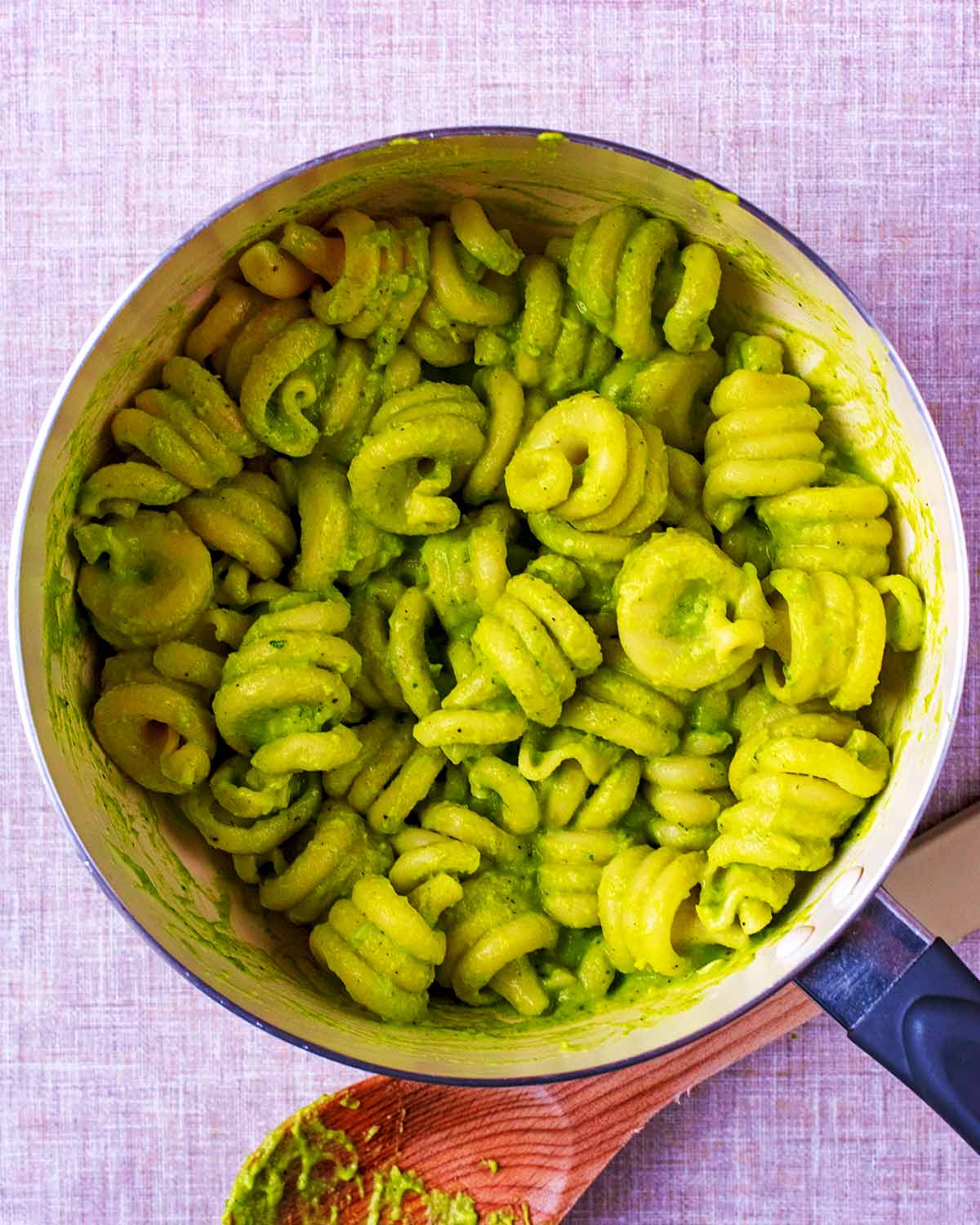 A saucepan of cooked pasta in an avocado sauce.