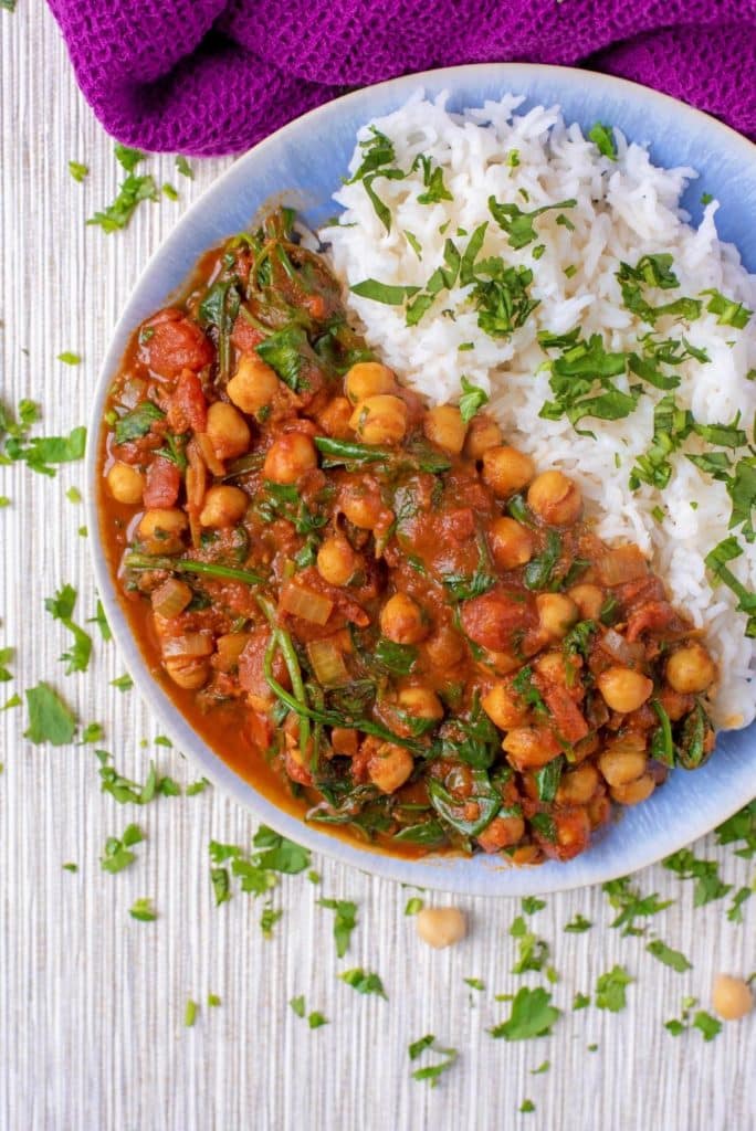 10 Minute Chickpea and Spinach Curry - quick, easy and full of flavour.