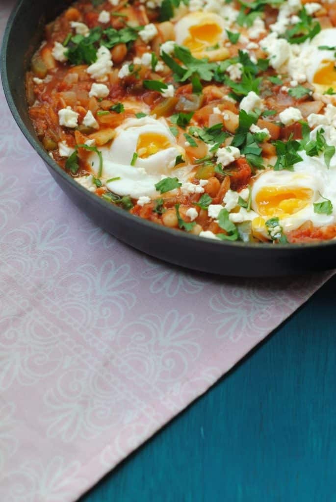 Shakshuka (Poached Eggs In A Spicy Tomato Sauce) - Hungry Healthy Happy