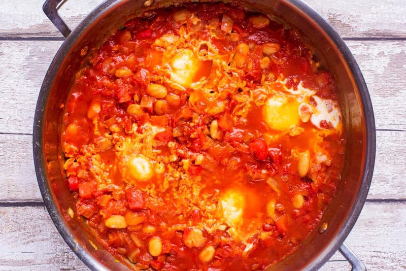 A large pan containing cooked shakshuka.