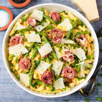 Lemon asparagus and prosciutto pasta in a large round bowl.