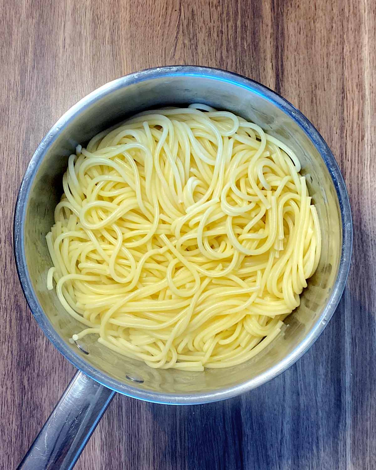 Cooked spaghetti in a saucepan.