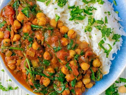 10 Minute Chickpea and Spinach Curry on a blue and white plate.