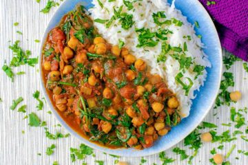 10 Minute Chickpea And Spinach Curry - Hungry Healthy Happy