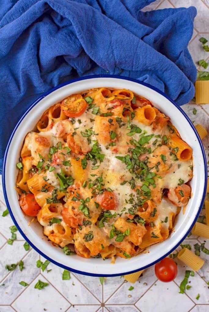 Creamy Tomato and Chicken Pasta Bake - Hungry Healthy Happy
