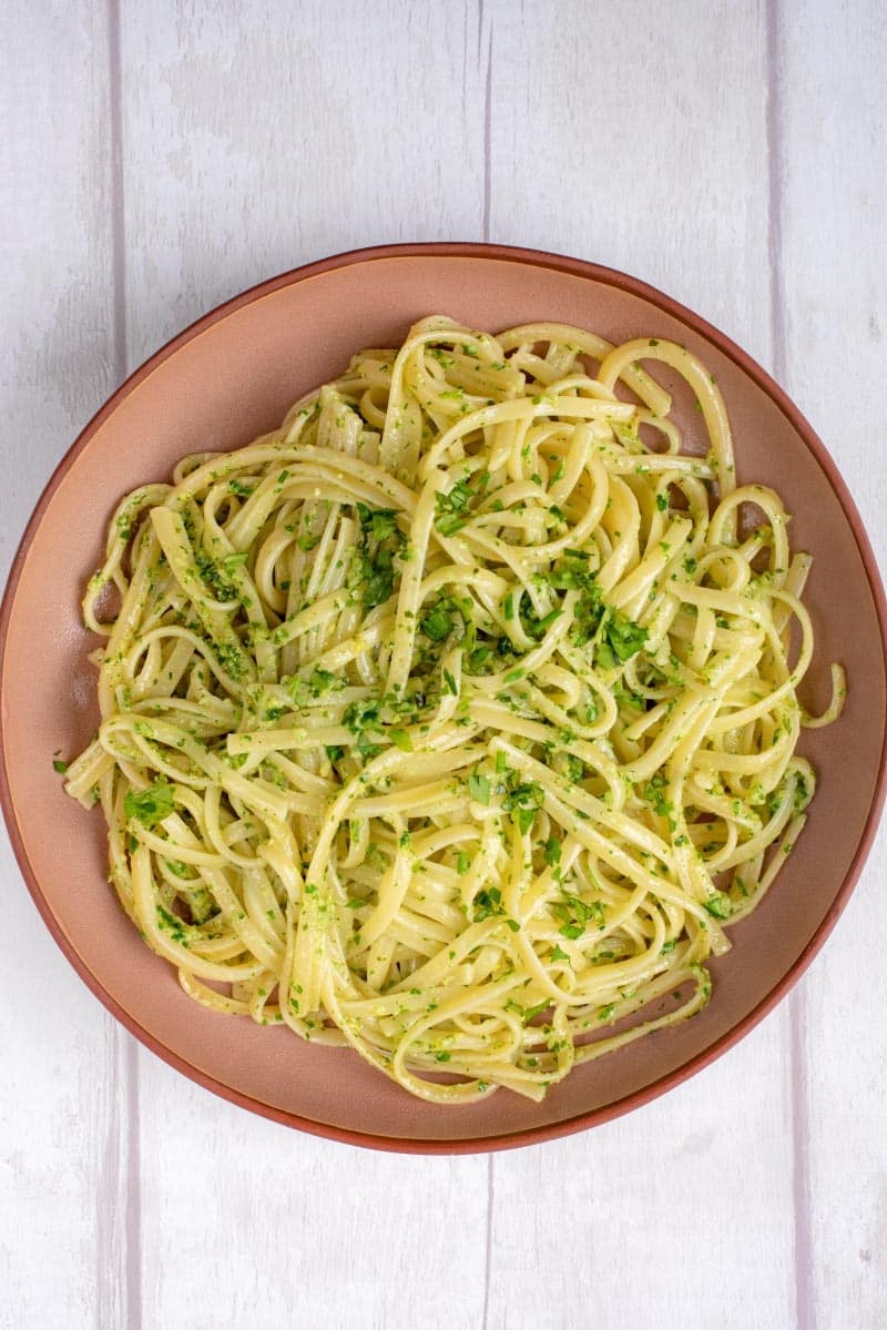 A plate of spaghetti mixed with pesto.