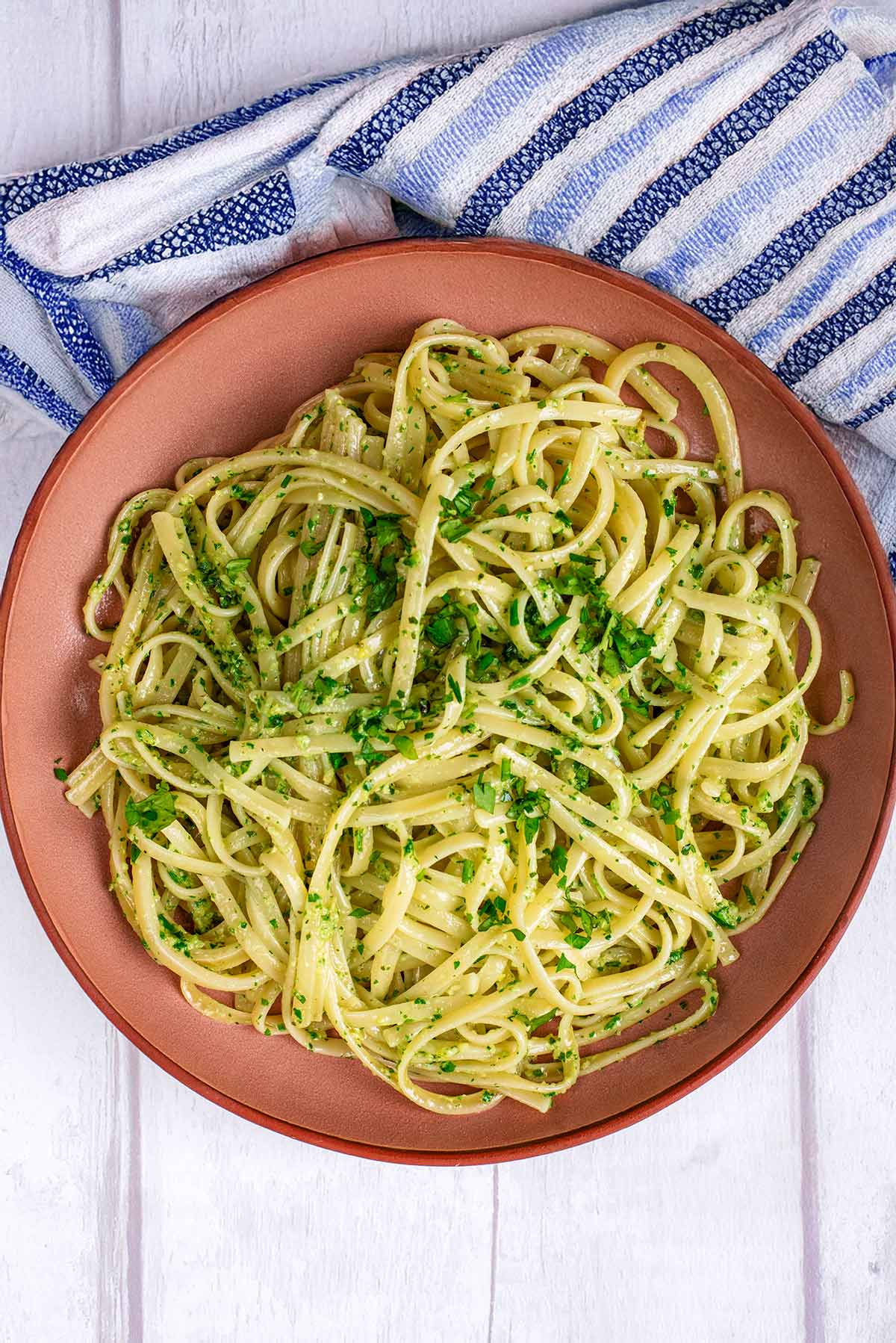 A plate of spaghetti mixed with pesto.