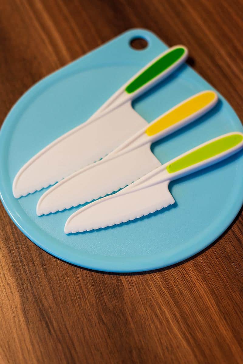 A plastic knife set on a plastic chopping board.