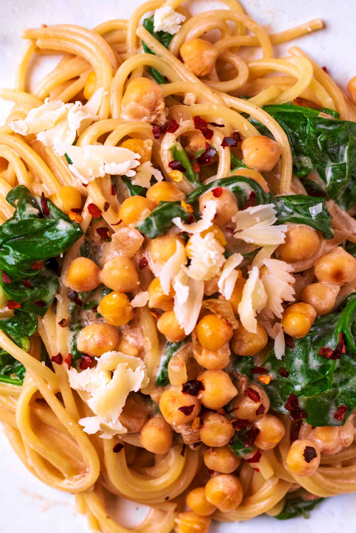 Chickpeas and spinach in a creamy sauce mixed with spaghetti.