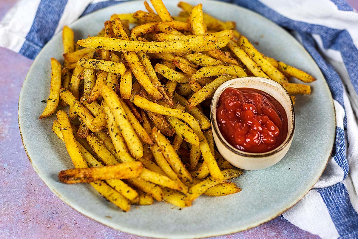 https://hungryhealthyhappy.com/wp-content/uploads/2020/10/French-Fry-Seasoning-featured.jpg