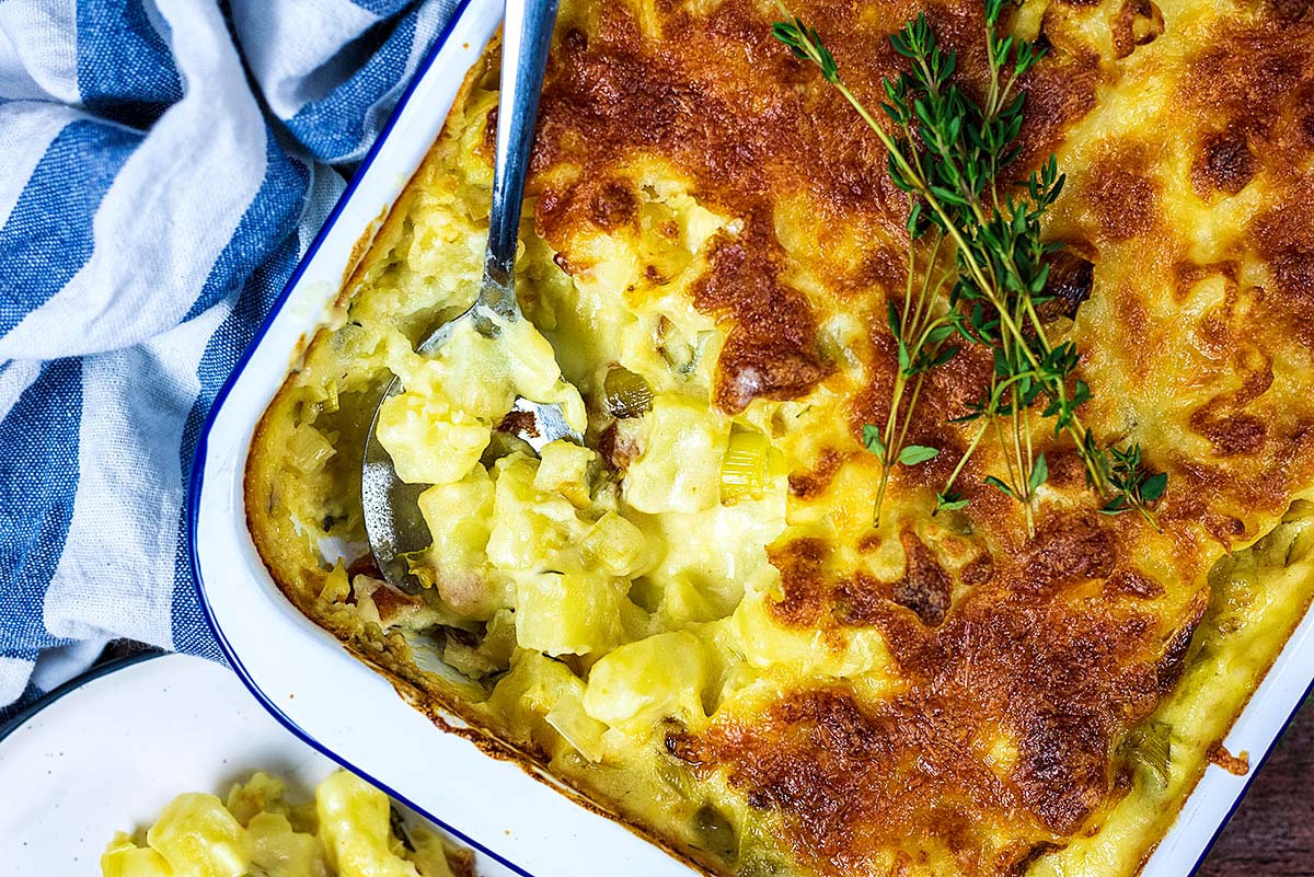 https://hungryhealthyhappy.com/wp-content/uploads/2020/12/Easy-Cheesy-Potato-Bake-featured.jpg