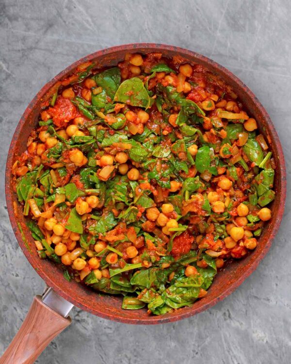 10 Minute Chickpea and Spinach Curry - Hungry Healthy Happy