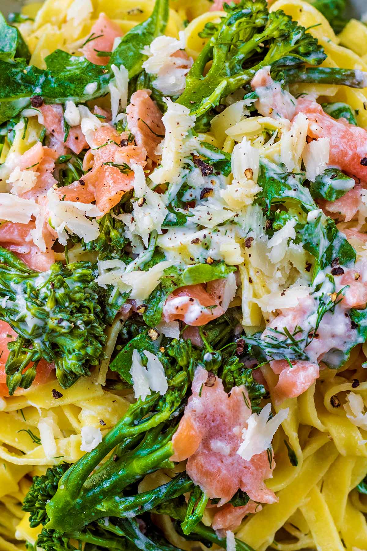 Cooked tagliatelle mixed with salmon, broccoli, cheese and dill.