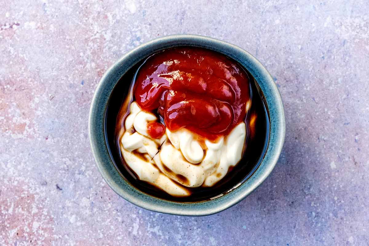 Mayonnaise, ketchup, lemon juice and Worcestershire sauce in a small bowl.