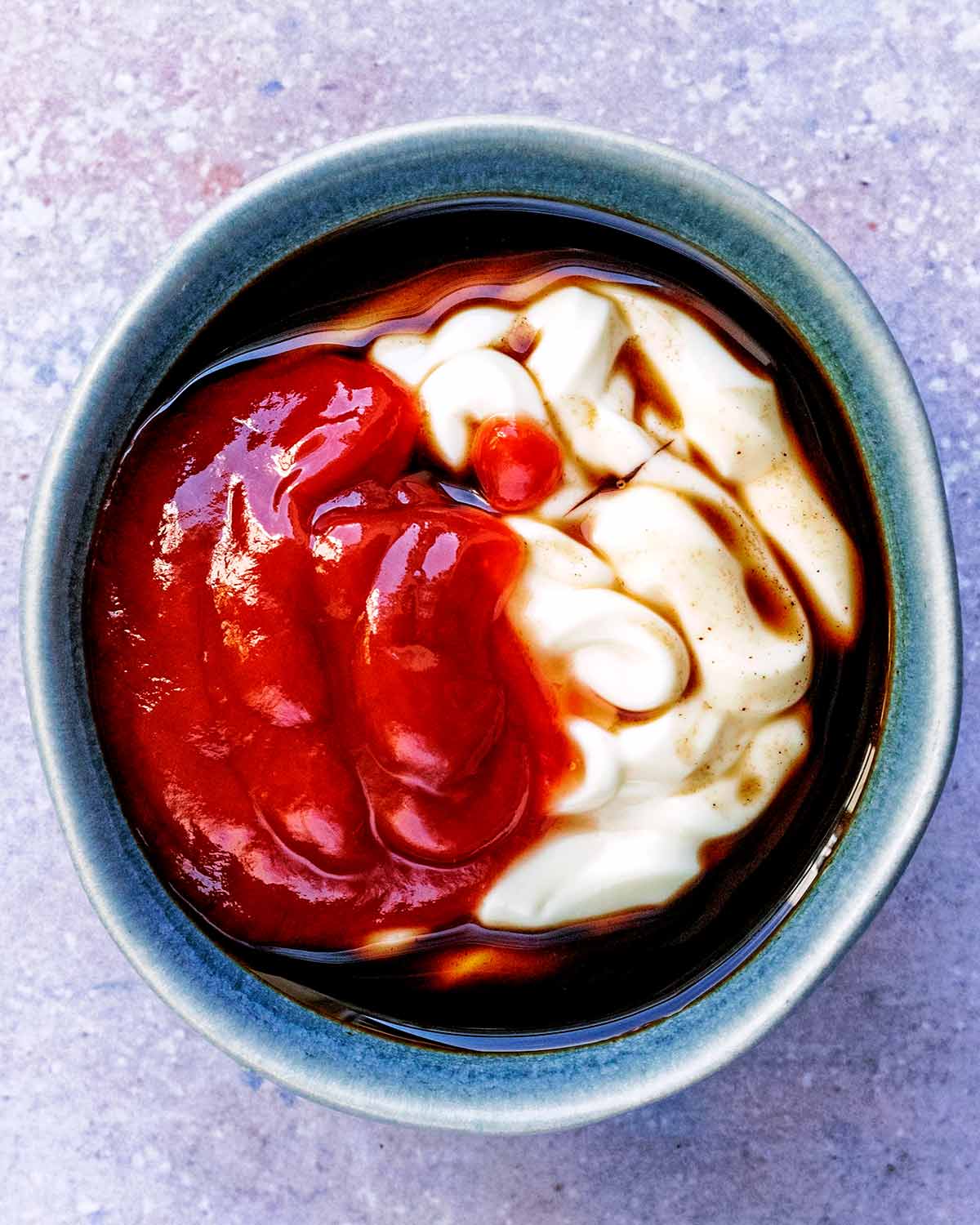 Mayonnaise, ketchup, lemon juice and Worcestershire sauce in a small bowl.