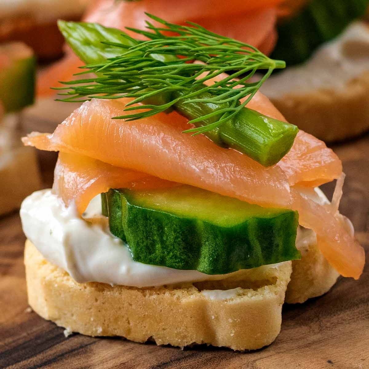 https://hungryhealthyhappy.com/wp-content/uploads/2021/10/Smoked-Salmon-Canapes-featured-b.jpg