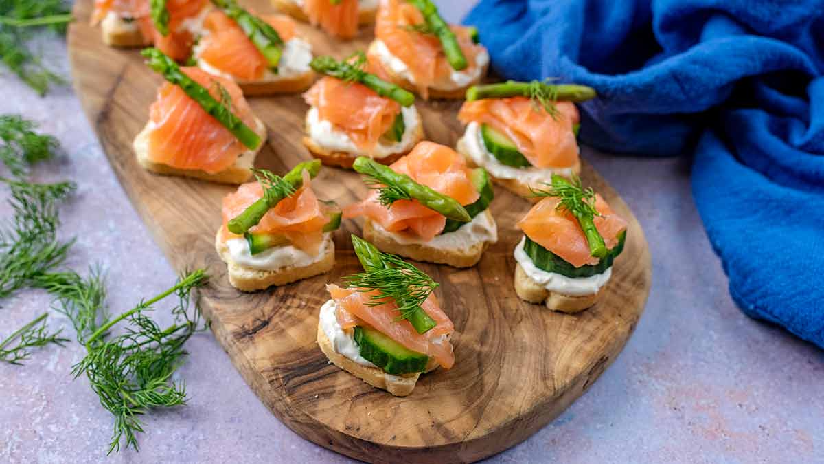 https://hungryhealthyhappy.com/wp-content/uploads/2021/10/Smoked-Salmon-Canapes-social.jpg