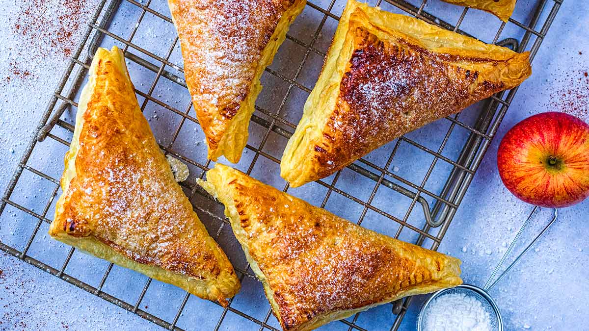 https://hungryhealthyhappy.com/wp-content/uploads/2021/11/Apple-Turnovers-social.jpg