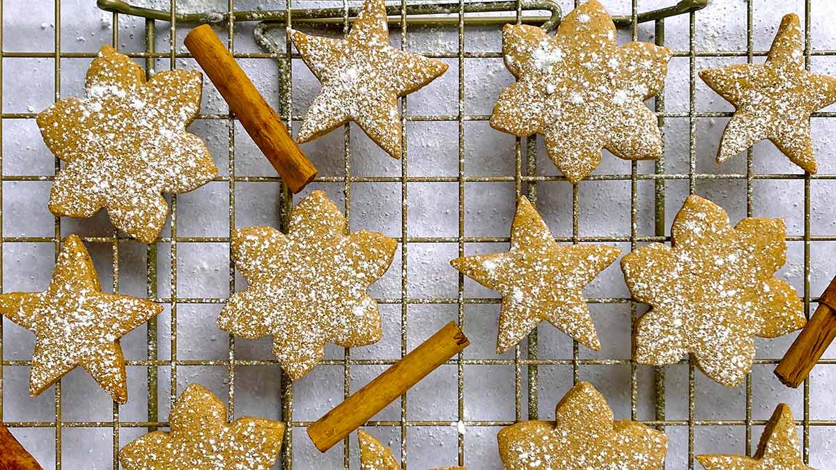 Star shaped biscuits on a cooling rack.
