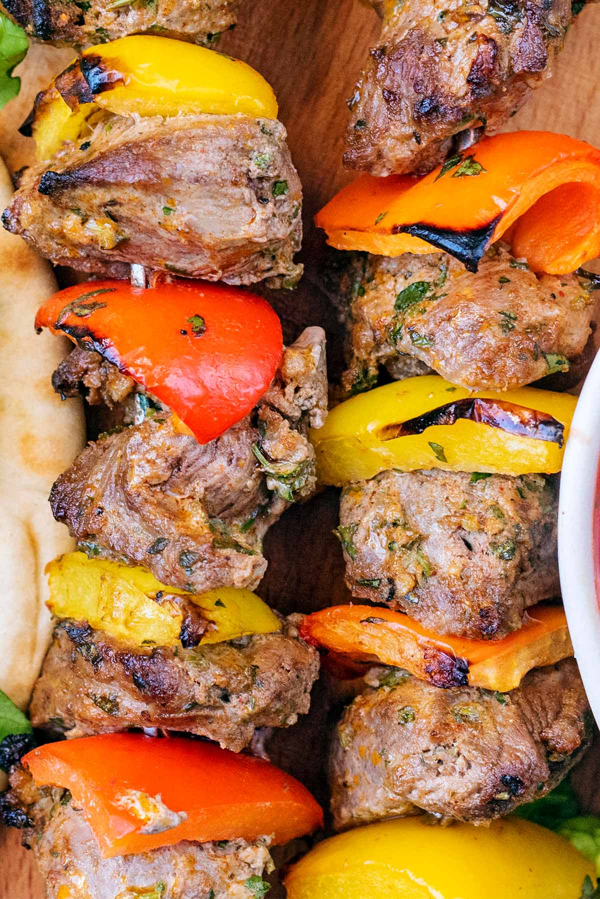 Chunks of lamb and bell pepper on skewers.