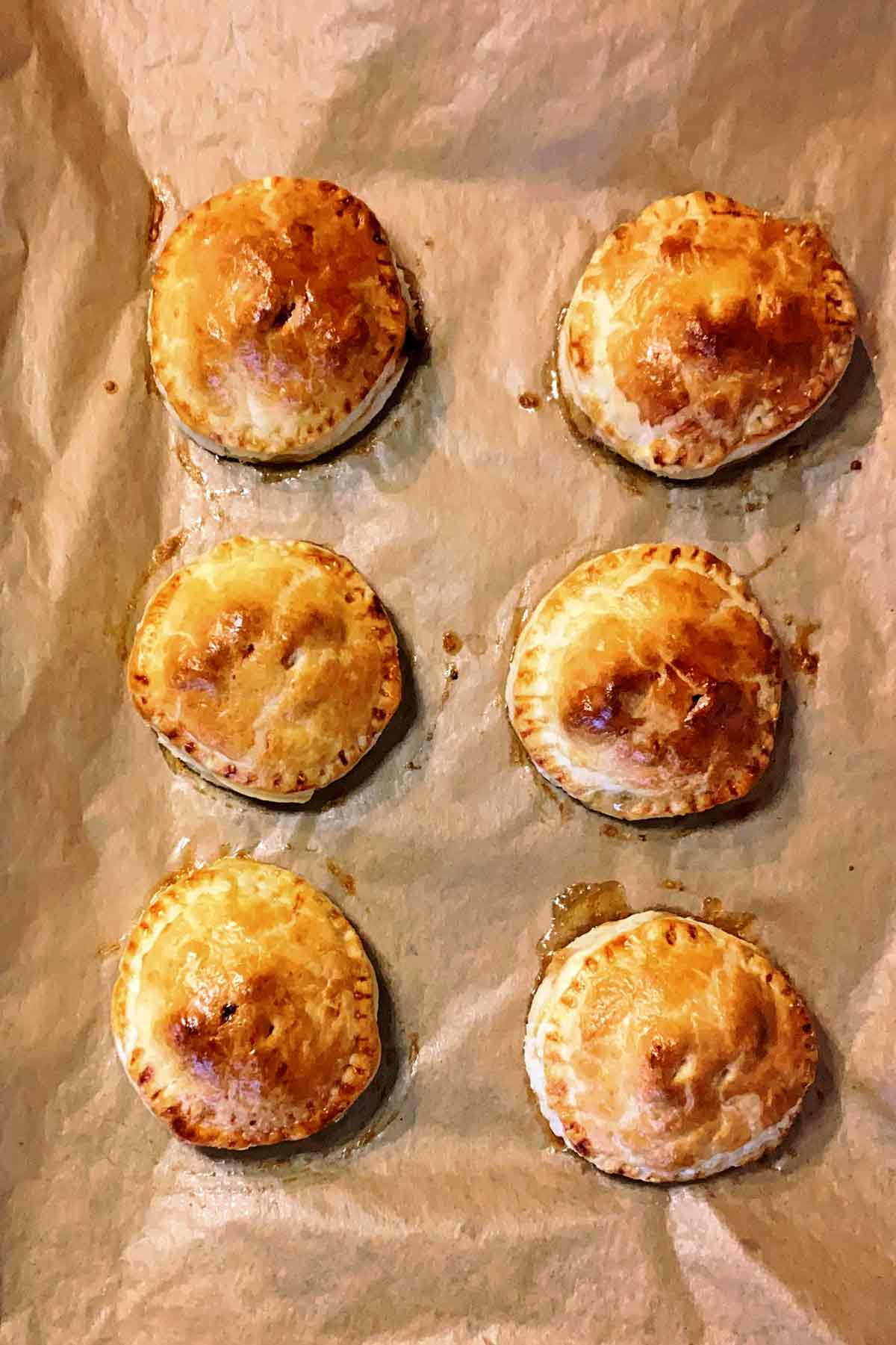 Six cooked mince pies.