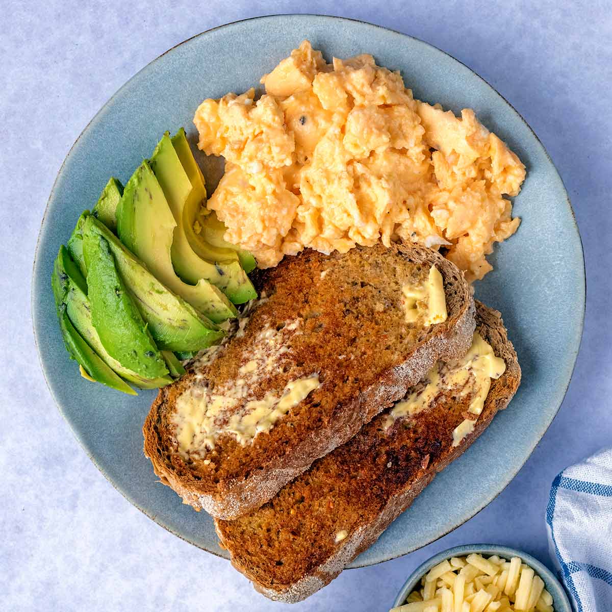 https://hungryhealthyhappy.com/wp-content/uploads/2022/01/Microwave-Scrambled-Eggs-featured.jpg