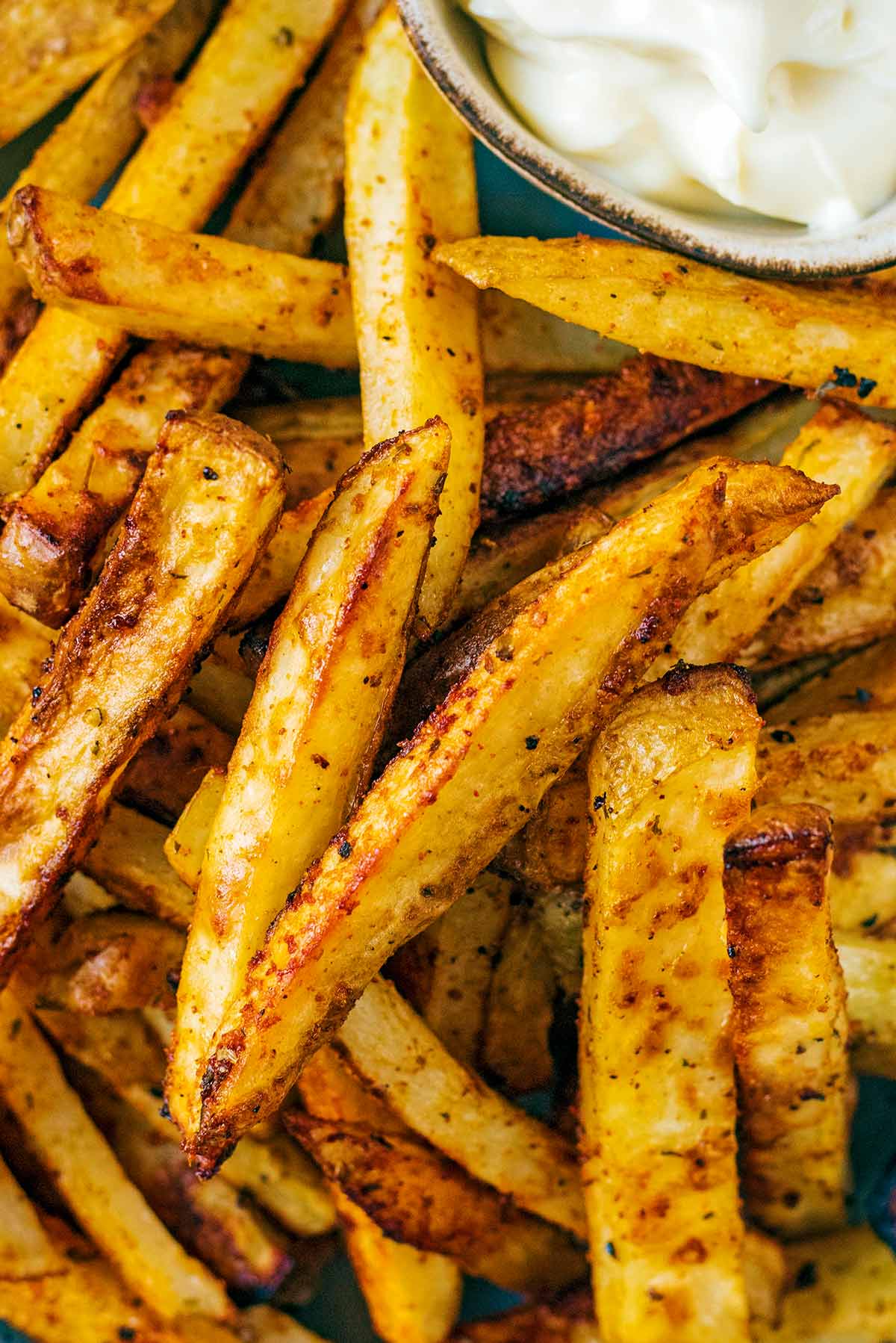 A pile of seasoned skin on fries.