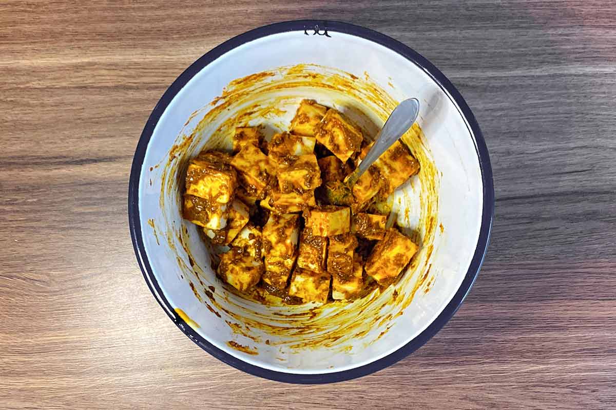 Cubes of paneer mixed with a curry paste.