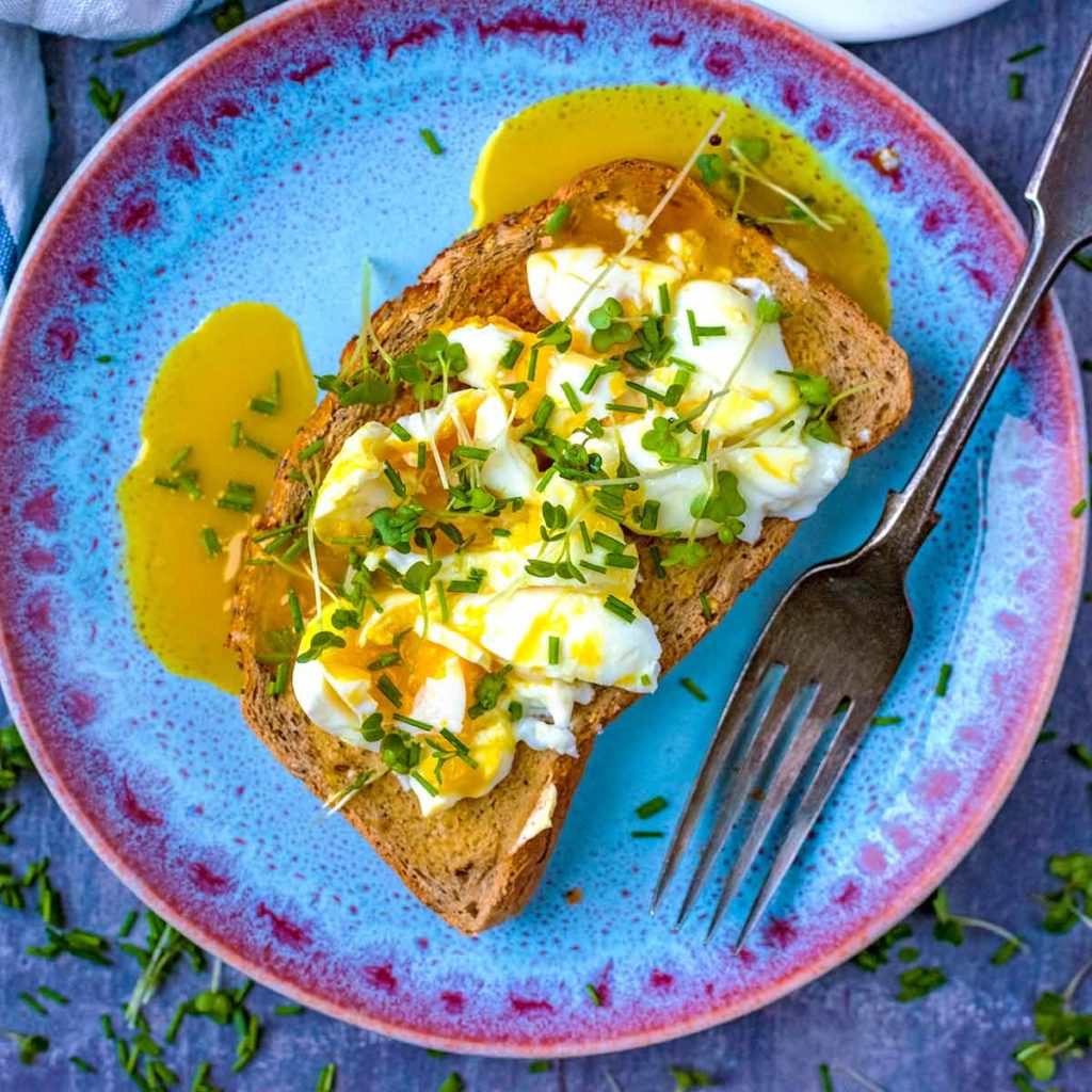 smashed-eggs-on-toast-hungry-healthy-happy