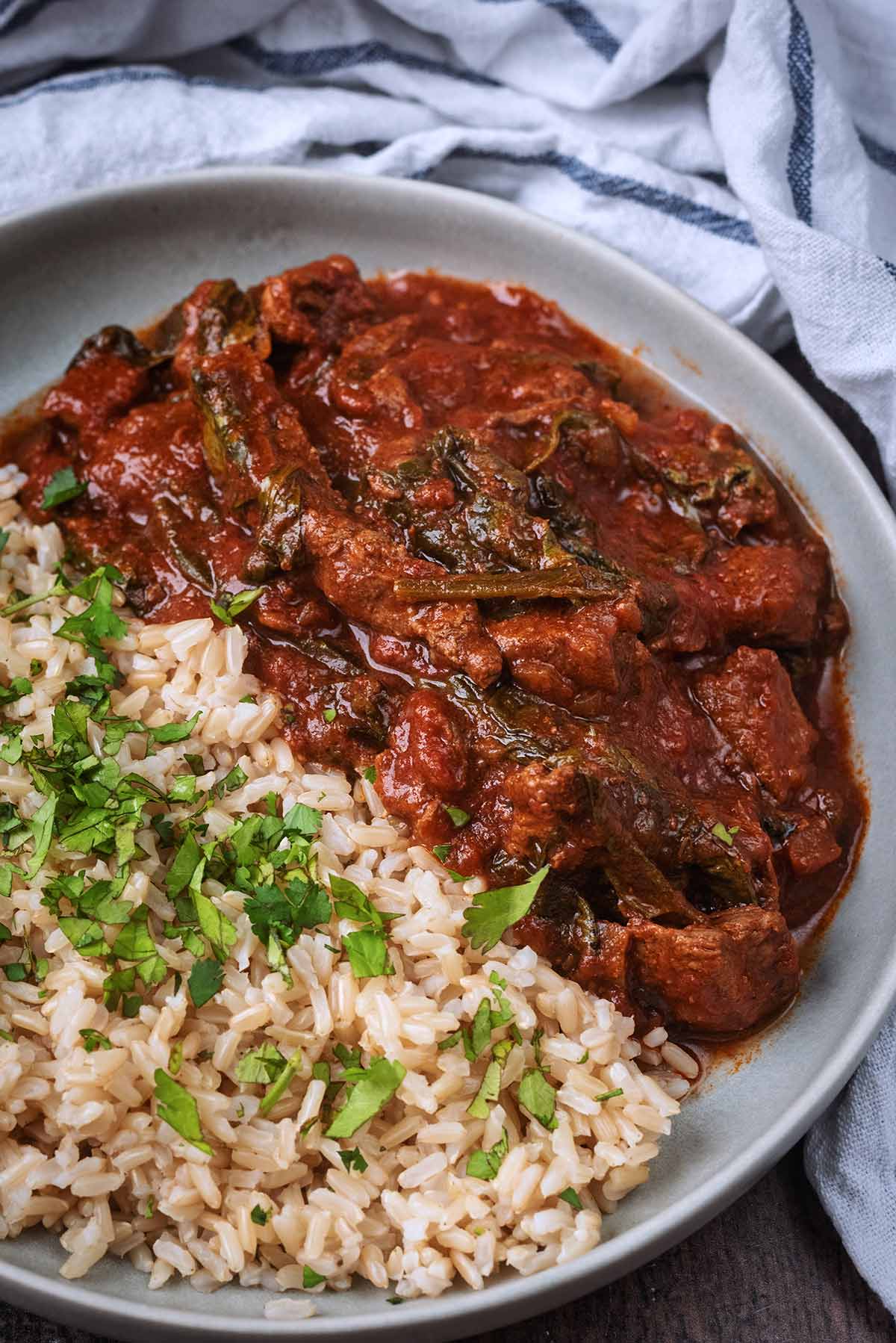 A plate of curry and rice.