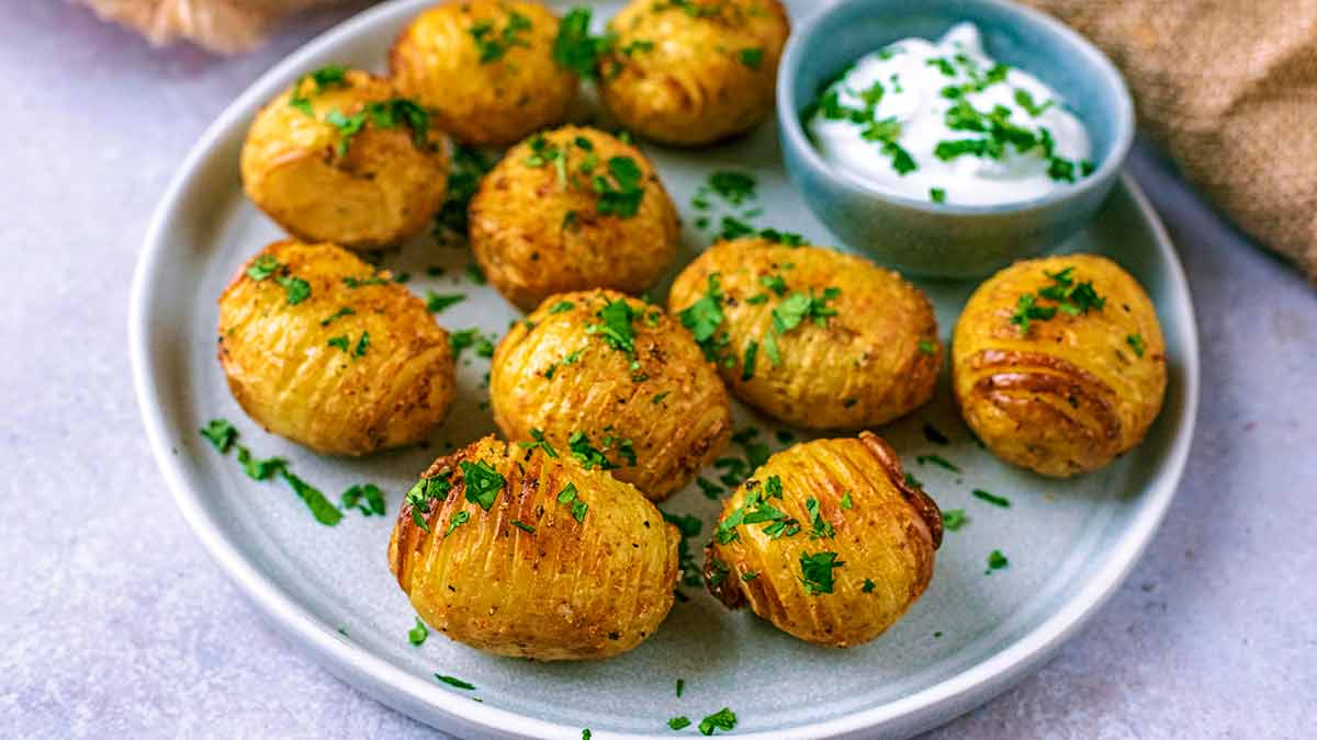 https://hungryhealthyhappy.com/wp-content/uploads/2022/10/air-fryer-hasselback-potatoes-social.jpg