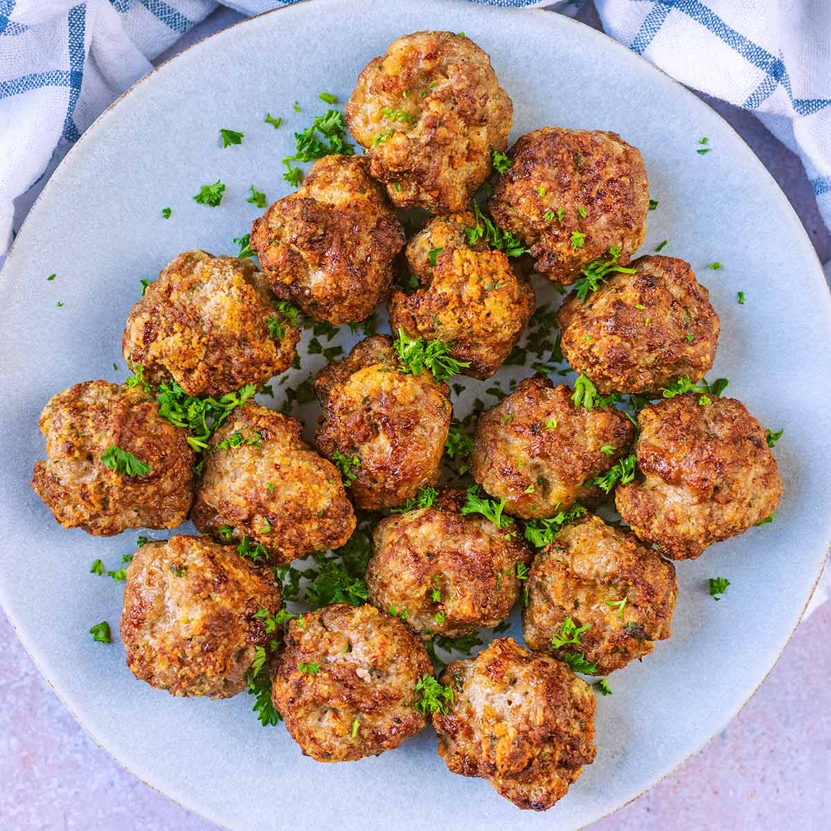 https://hungryhealthyhappy.com/wp-content/uploads/2022/10/air-fryer-meatballs-featured.jpg