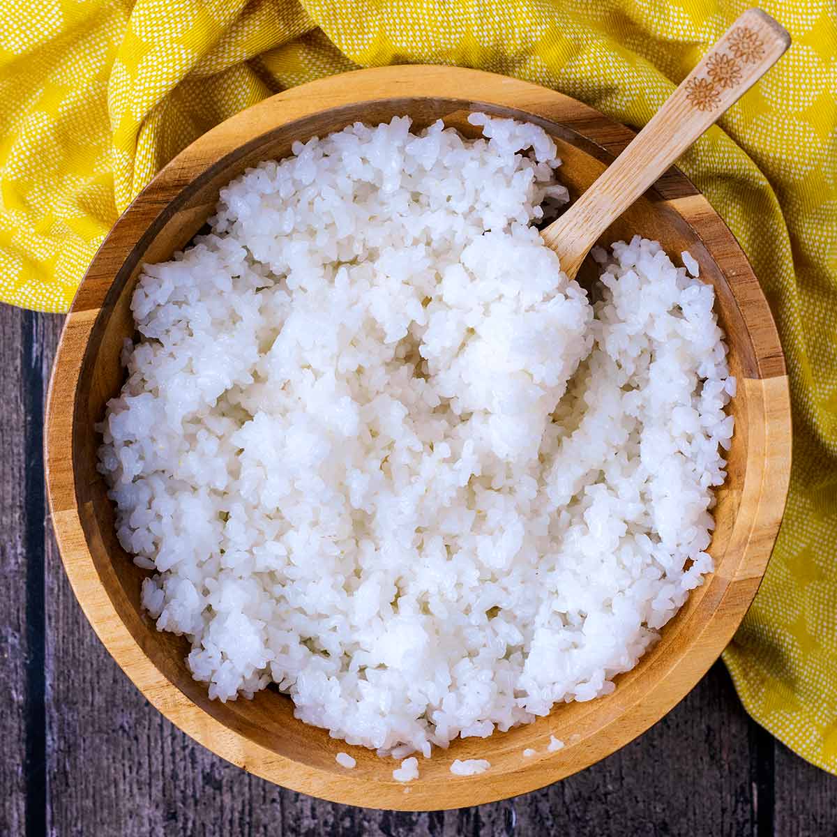 https://hungryhealthyhappy.com/wp-content/uploads/2023/05/how-to-make-sushi-rice-featured-b.jpg