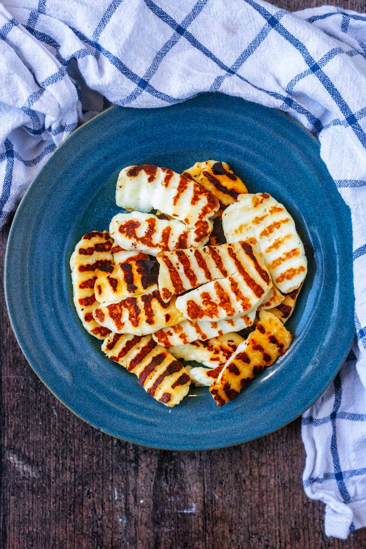 Slices of cooked halloumi with scorch marks across them.
