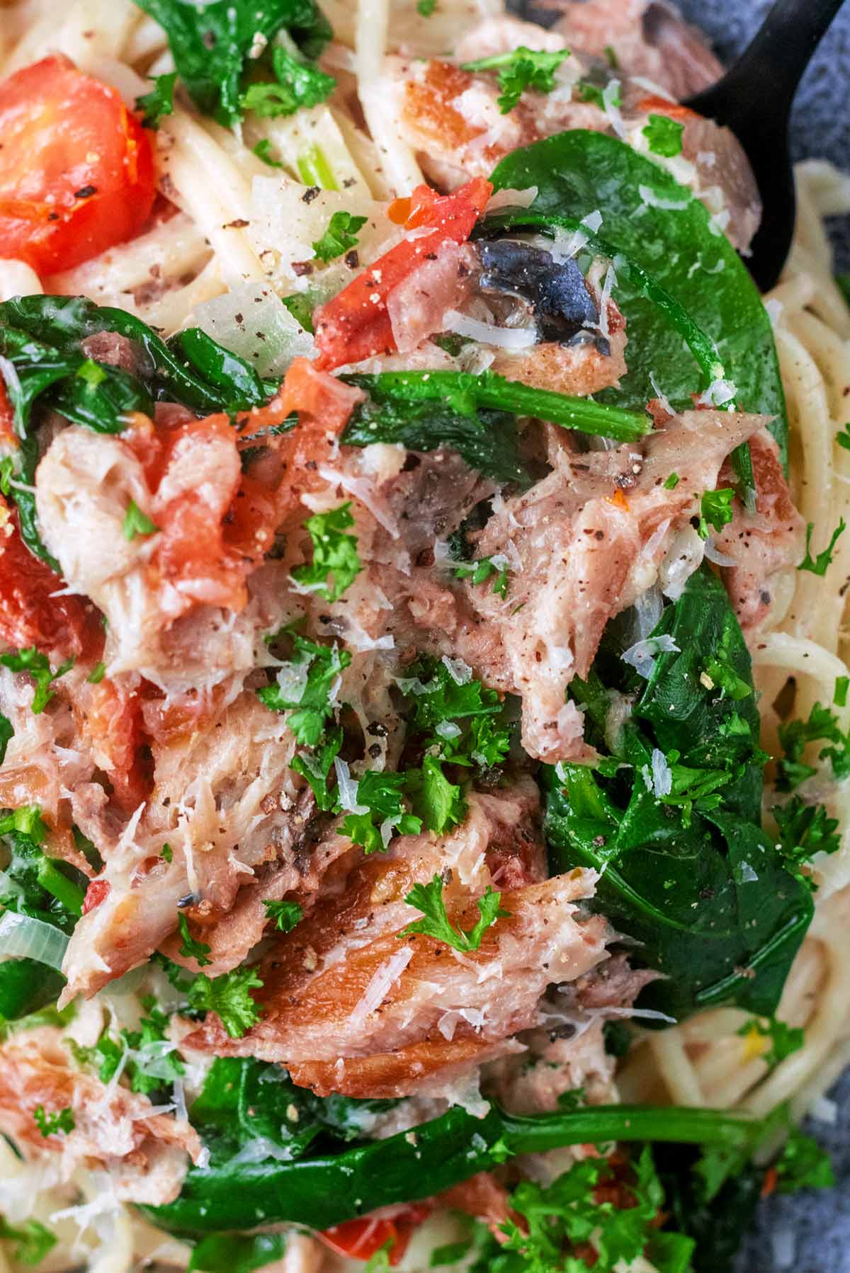 Flaked mackerel mixed into spaghetti, spinach and tomatoes.