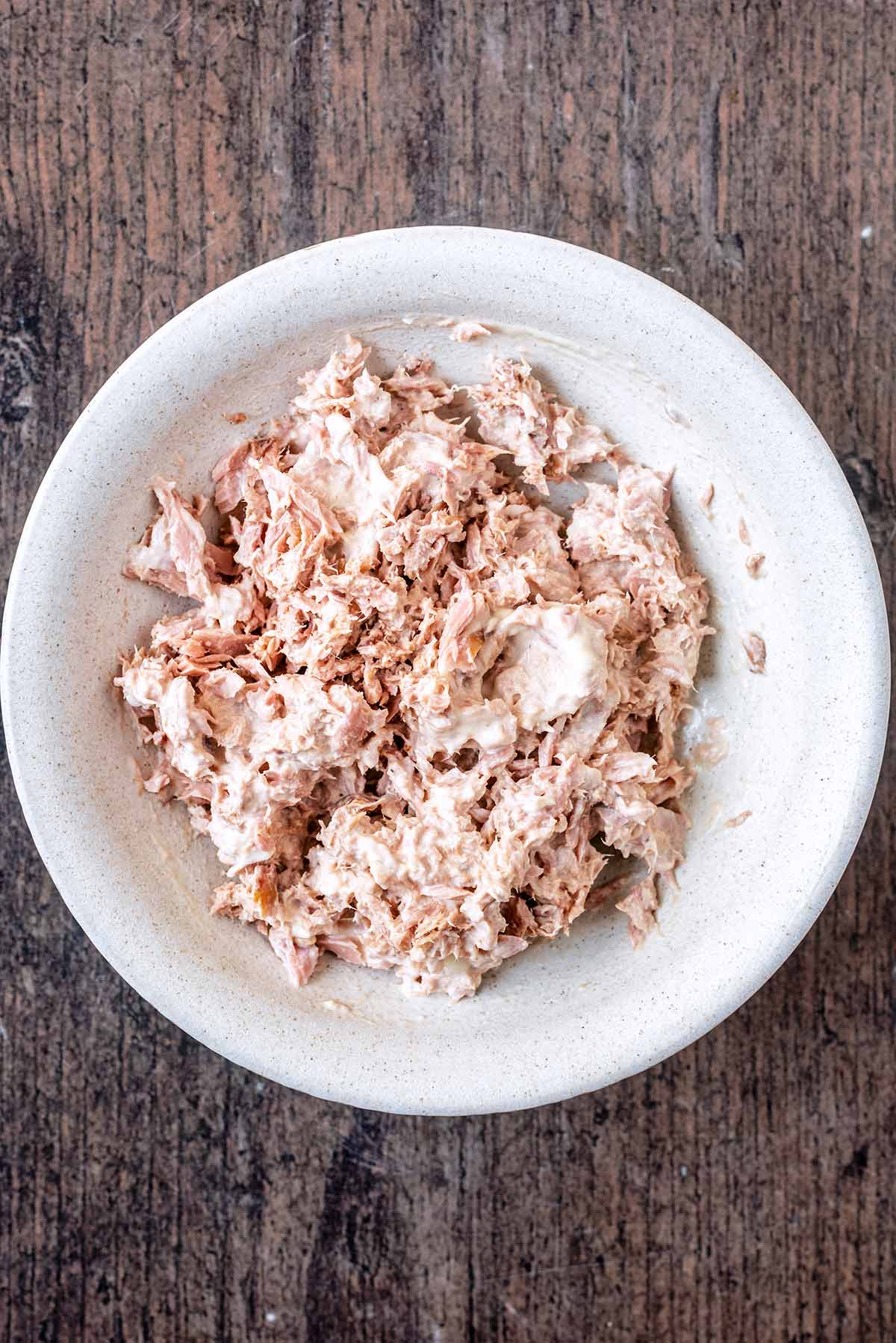 A bowl of tuna and mayonnaise mixed together.