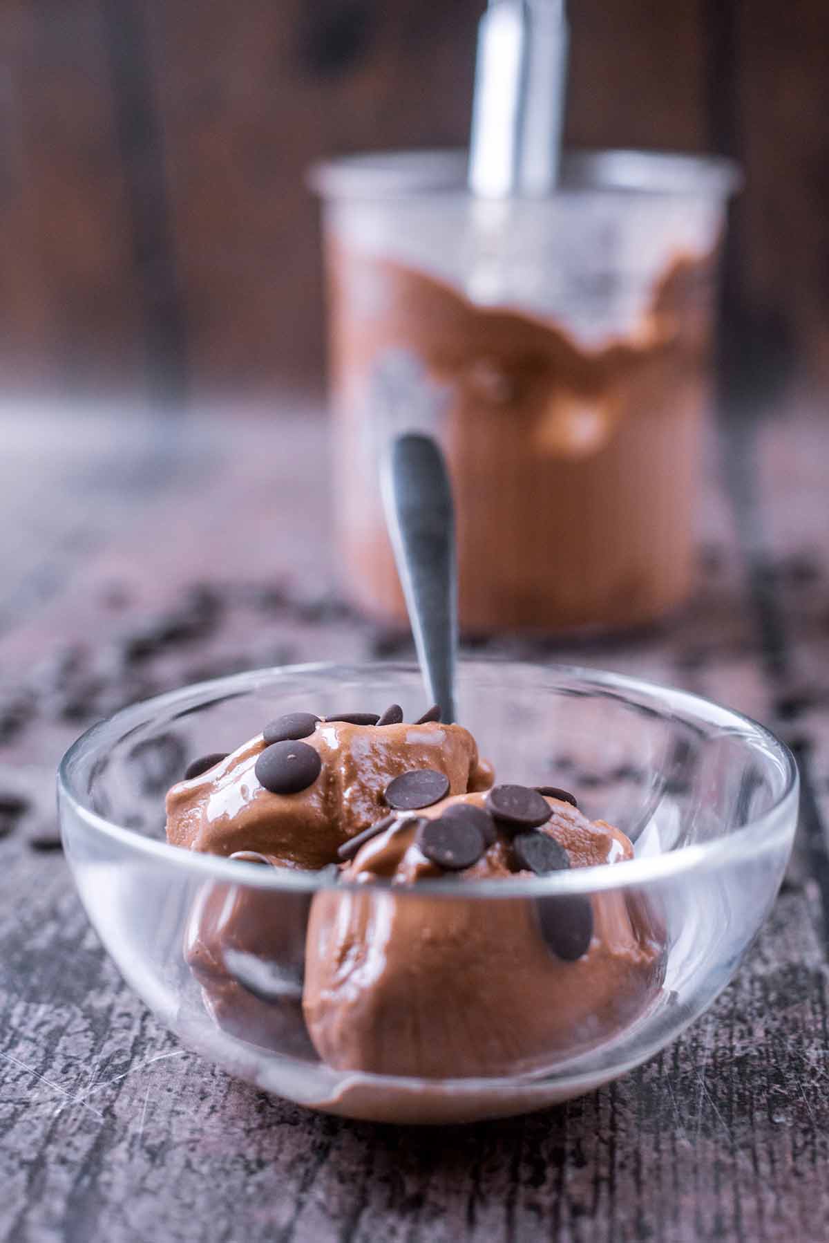 A bowl of chocolate frozen yogurt with chocolate chips on top.