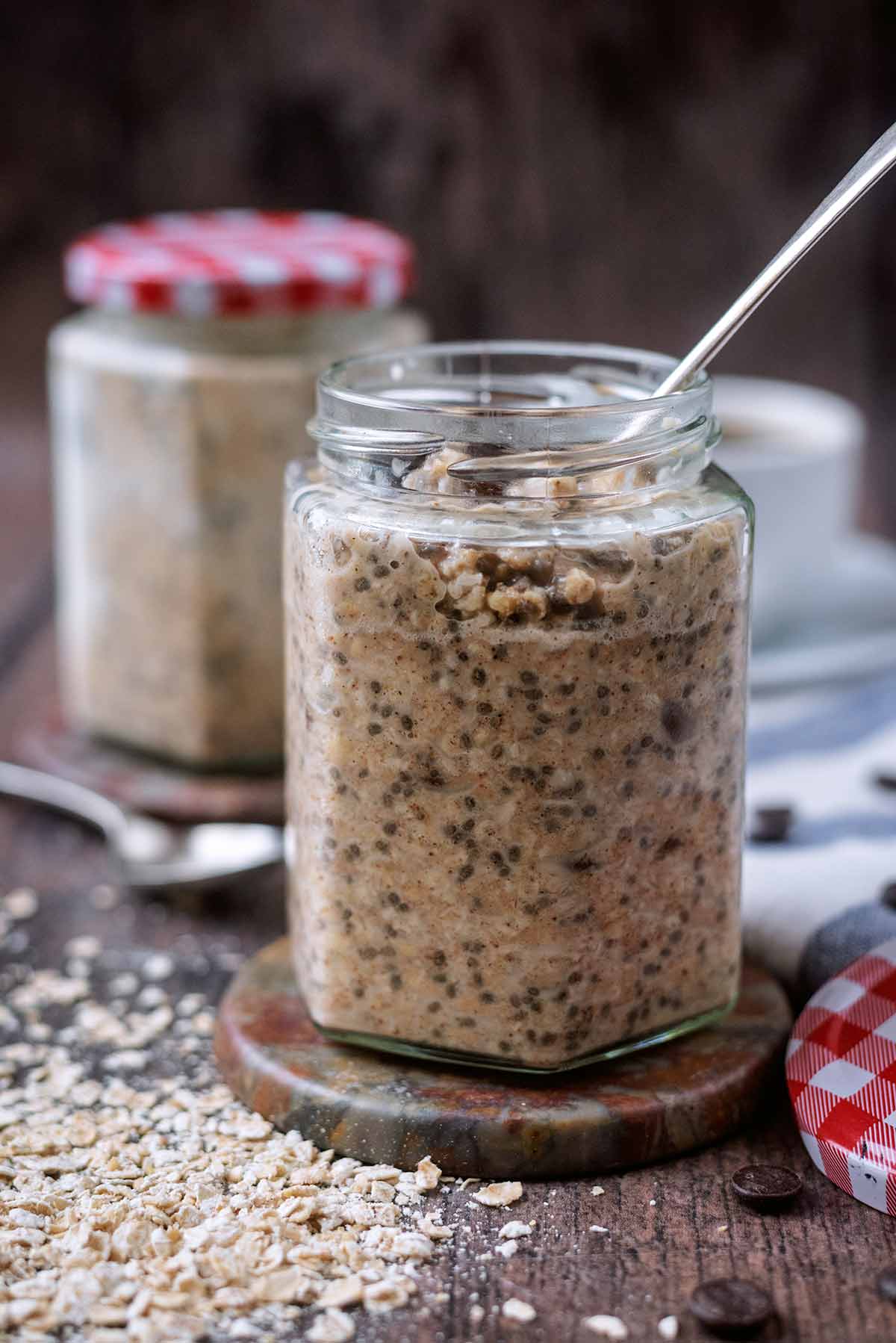 A jar of overnight in front of a second jar of oats.