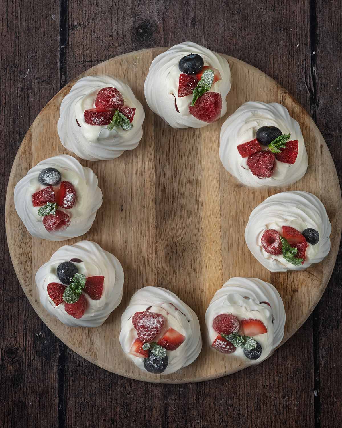 Berries, mint leaves and icing sugar on top of the yogurt.