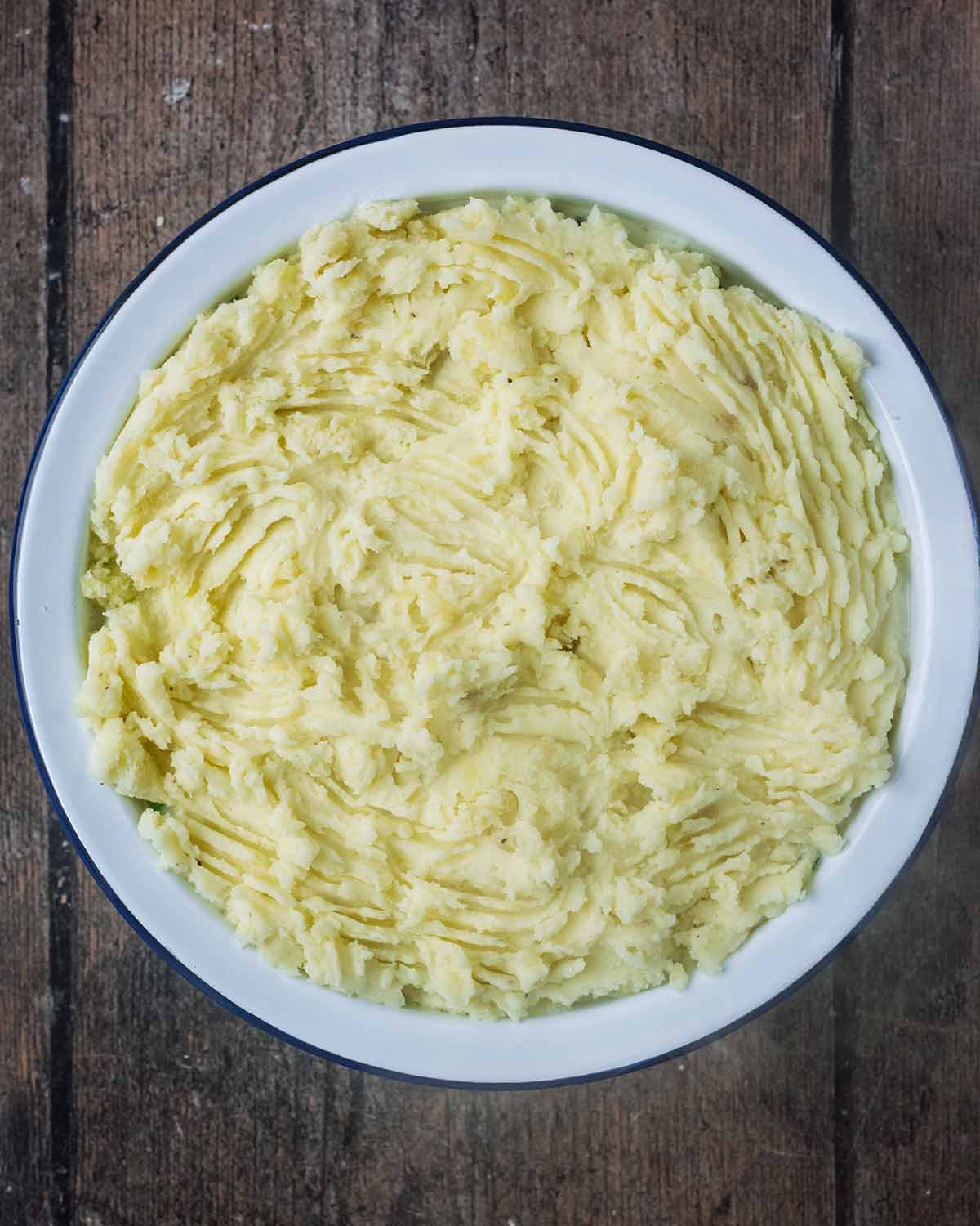 The mashed potato spread evenly over the fish mixture.
