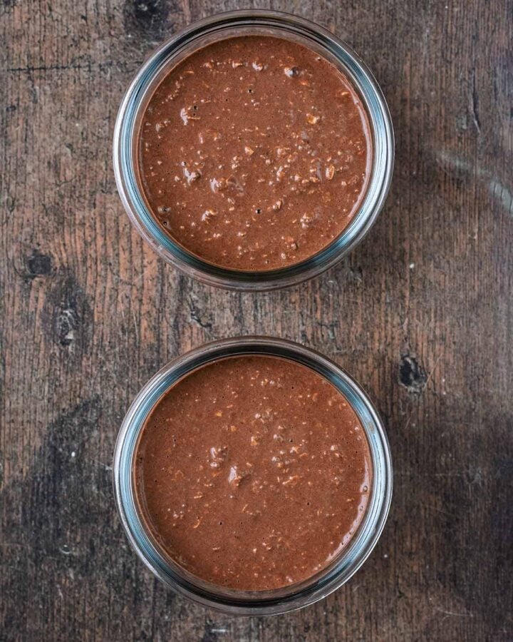 The overnight oats mixture in two glass jars.