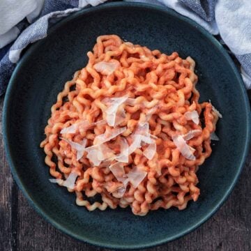 Spiral pasta coated in cottage cheese pasta sauce.