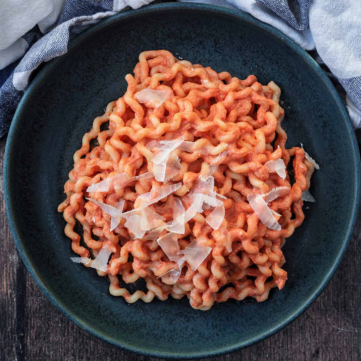 Spiral pasta coated in cottage cheese pasta sauce.