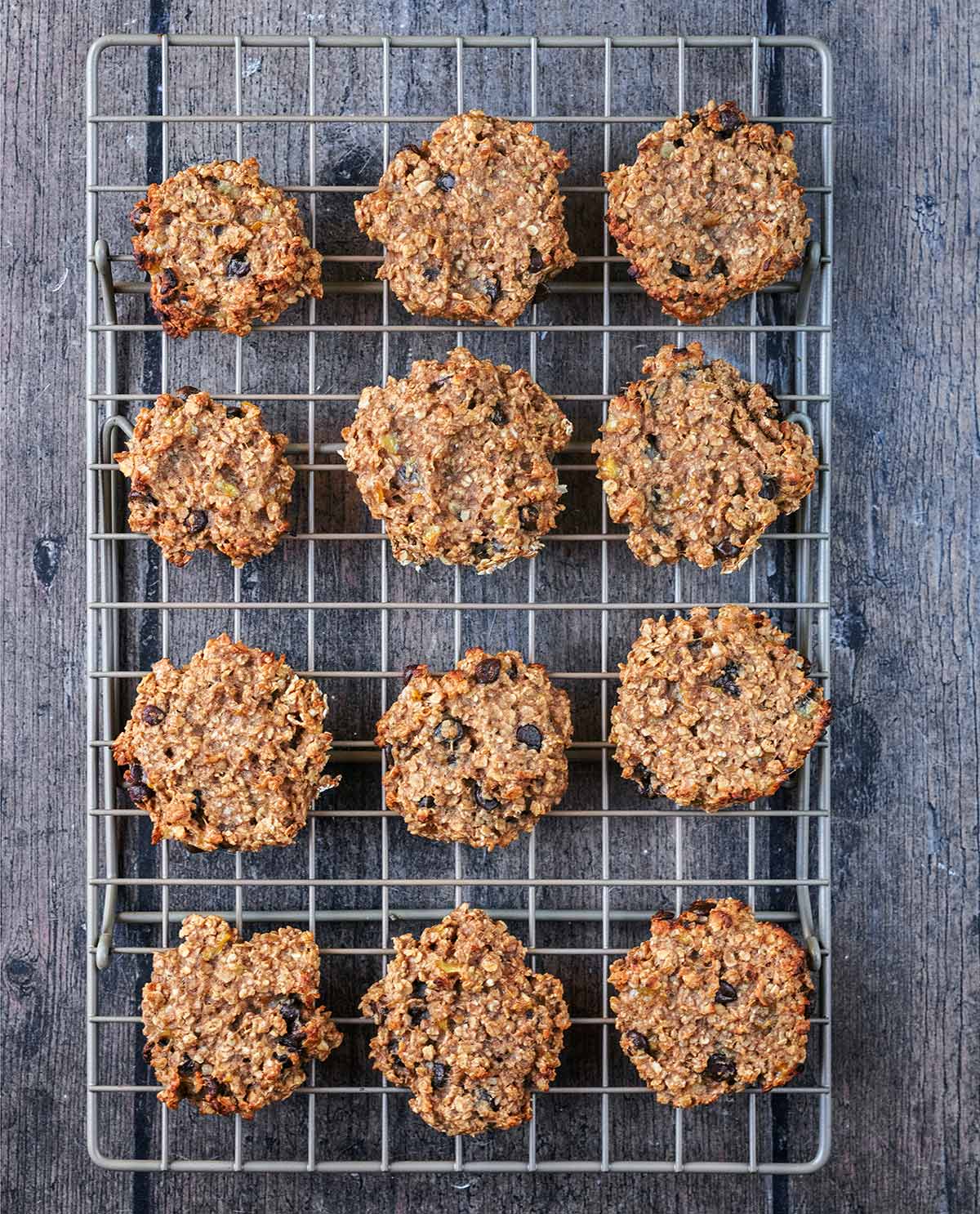 Twelve cookies on a cooling rack.