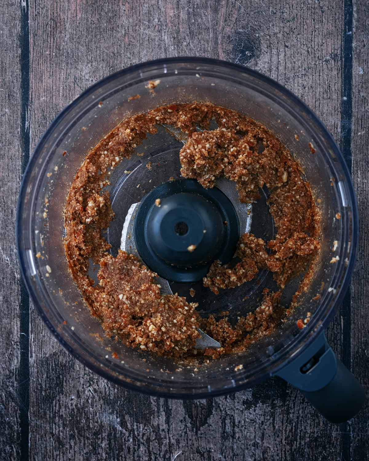 THe almonds and dates processed together.