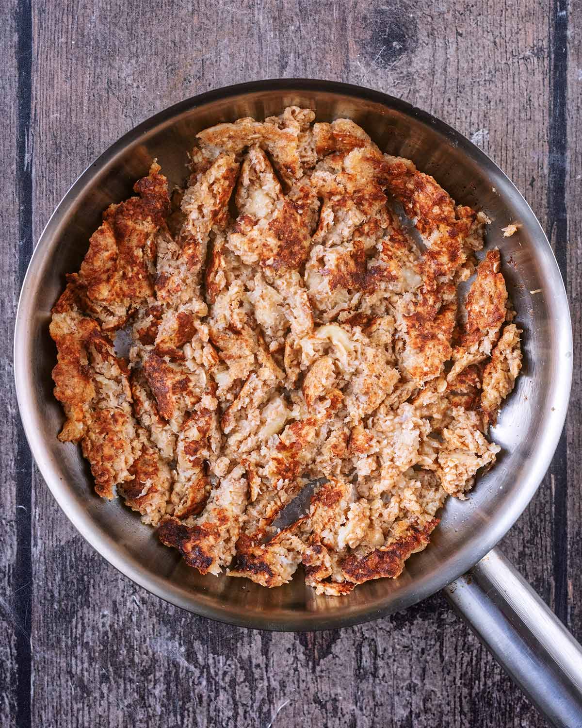 The cooked oats broken up in the pan.