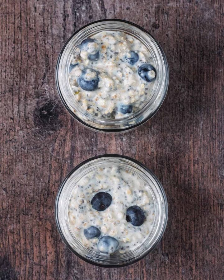 Two jars filled with the overnight oats mixture.